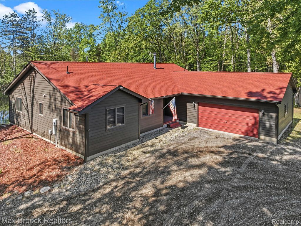 892 W Barnes Lake Road, Deerfield township