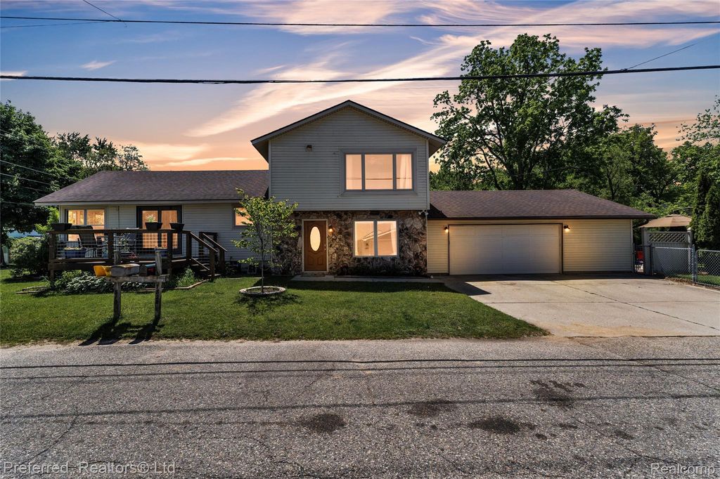 2400 Gillham Avenue, West Bloomfield charter township