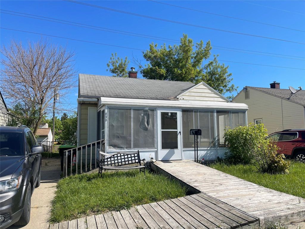 498 Montana Avenue, Pontiac city