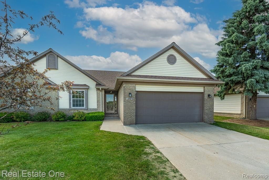 283 Whispering Hill, Commerce charter township