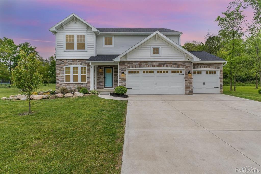 7302 Geraldine Circle, Gaines township