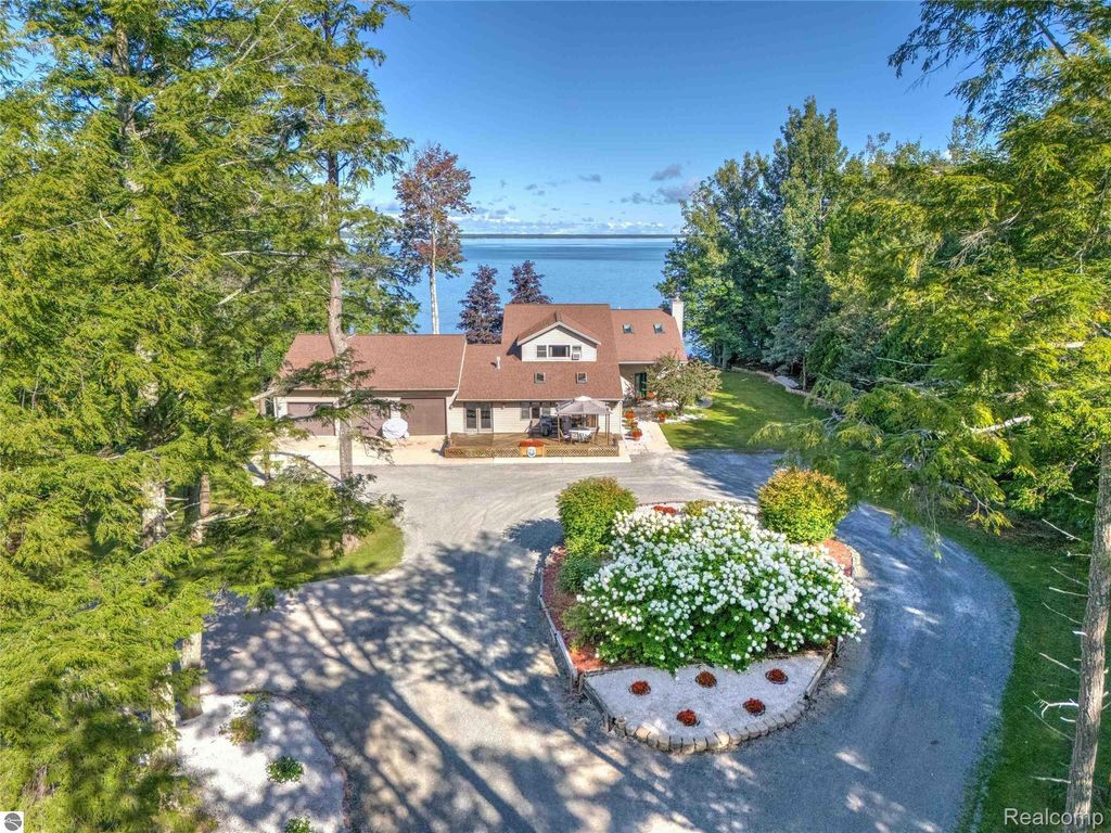 93n County Road 441, Thompson township