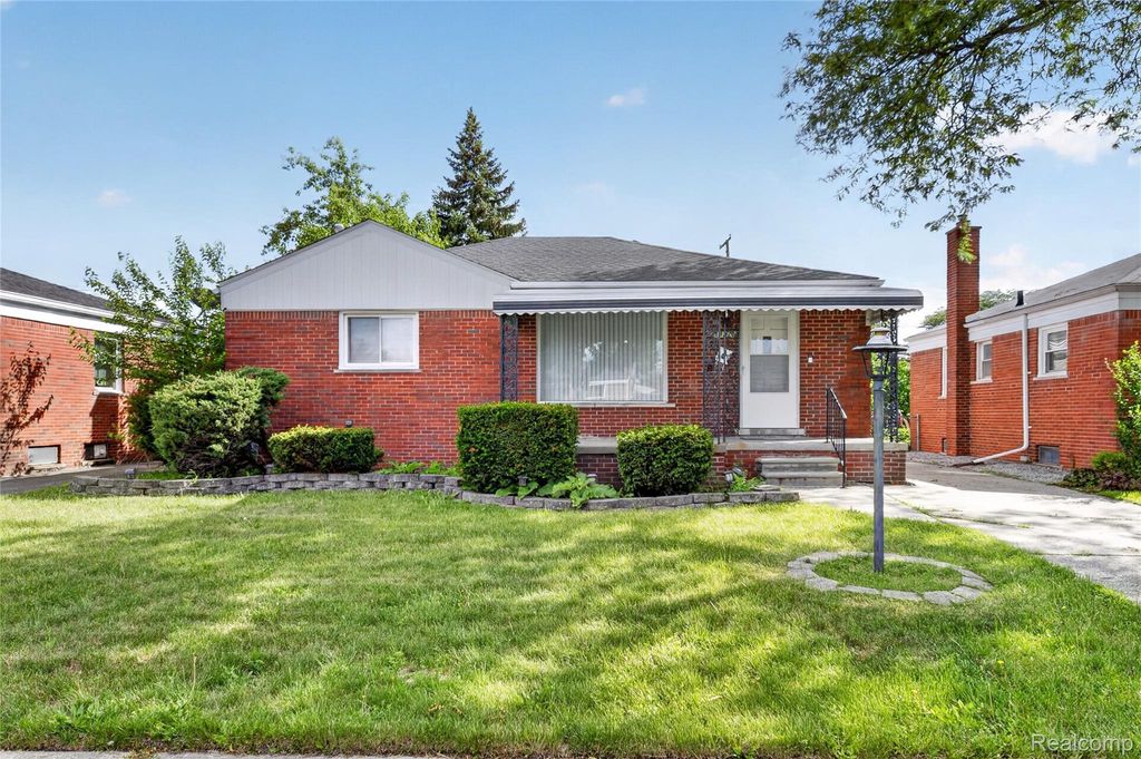 18270 Ash Avenue, Eastpointe city