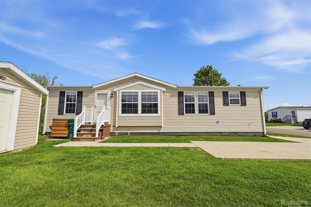 11006 Wood Run Circle, Green Oak township
