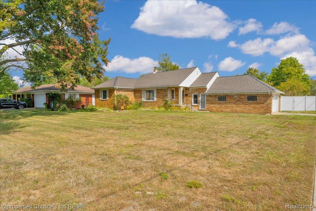 27524 Gail Drive, Warren