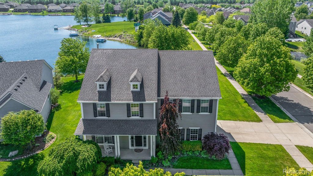 840 Cross Circle, Oxford charter township