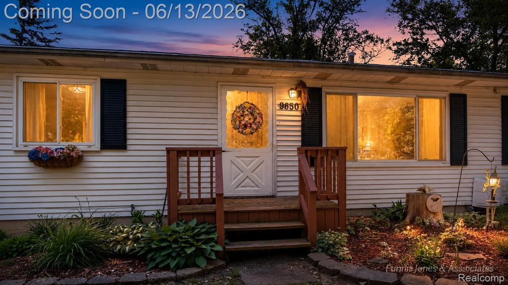 9650 Woodland Court, York charter township