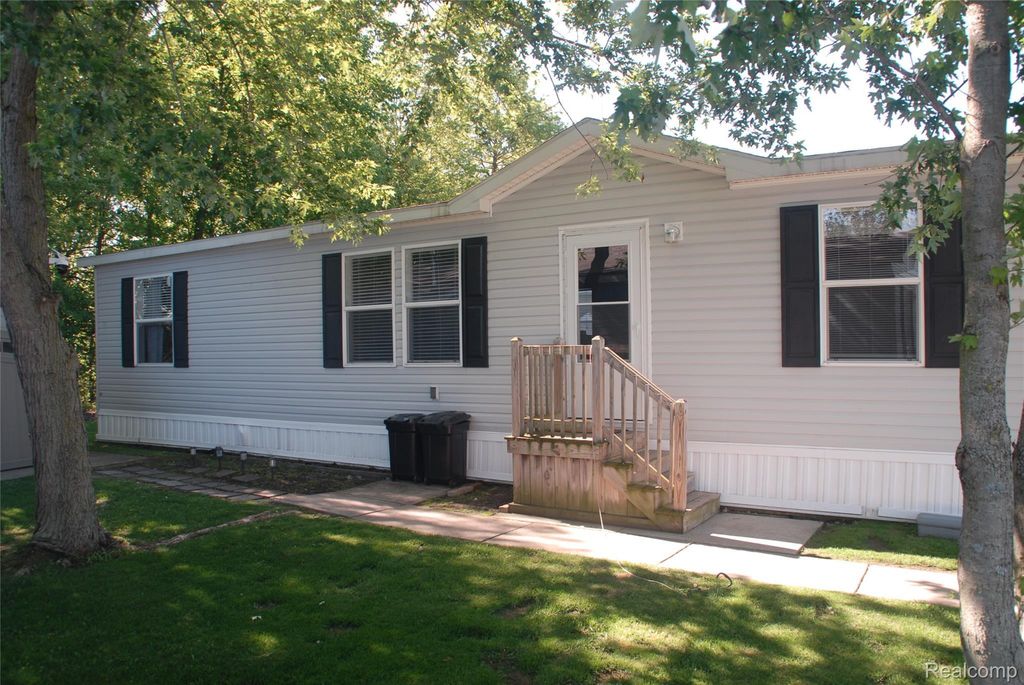 1101 Forest Lane, Columbus township