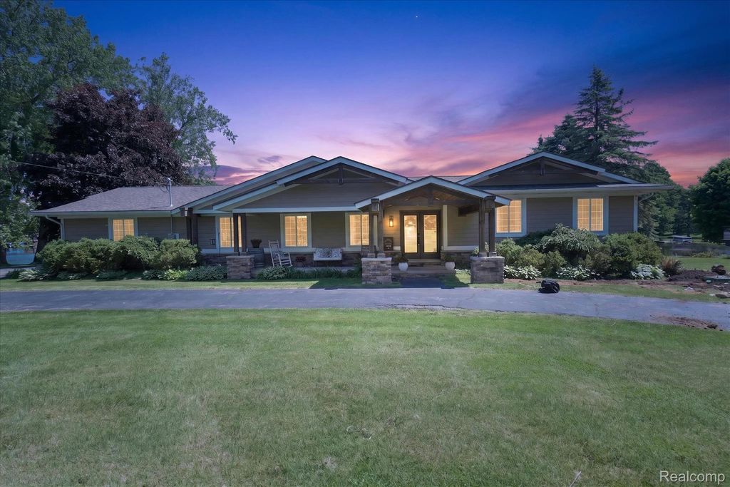 3860 E Commerce Road, Commerce charter township