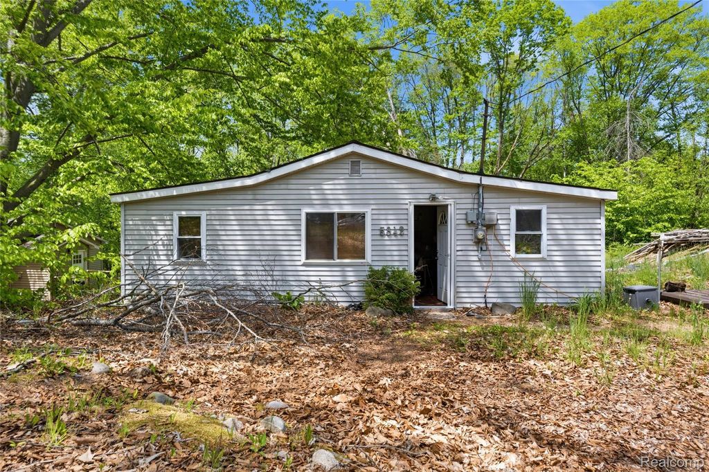 5842 Woodland Drive, Surrey township