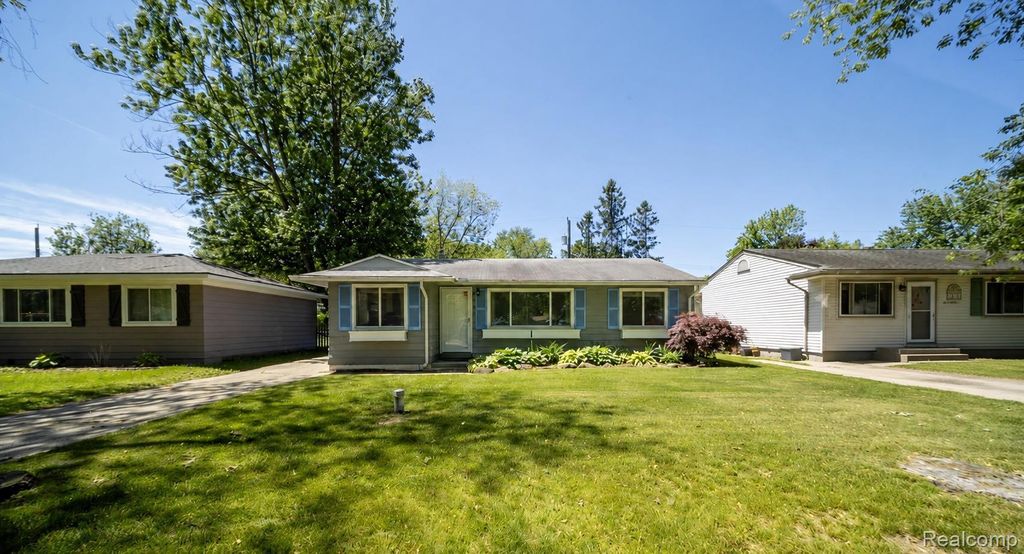 2363 Darnell Street, Wolverine Lake village