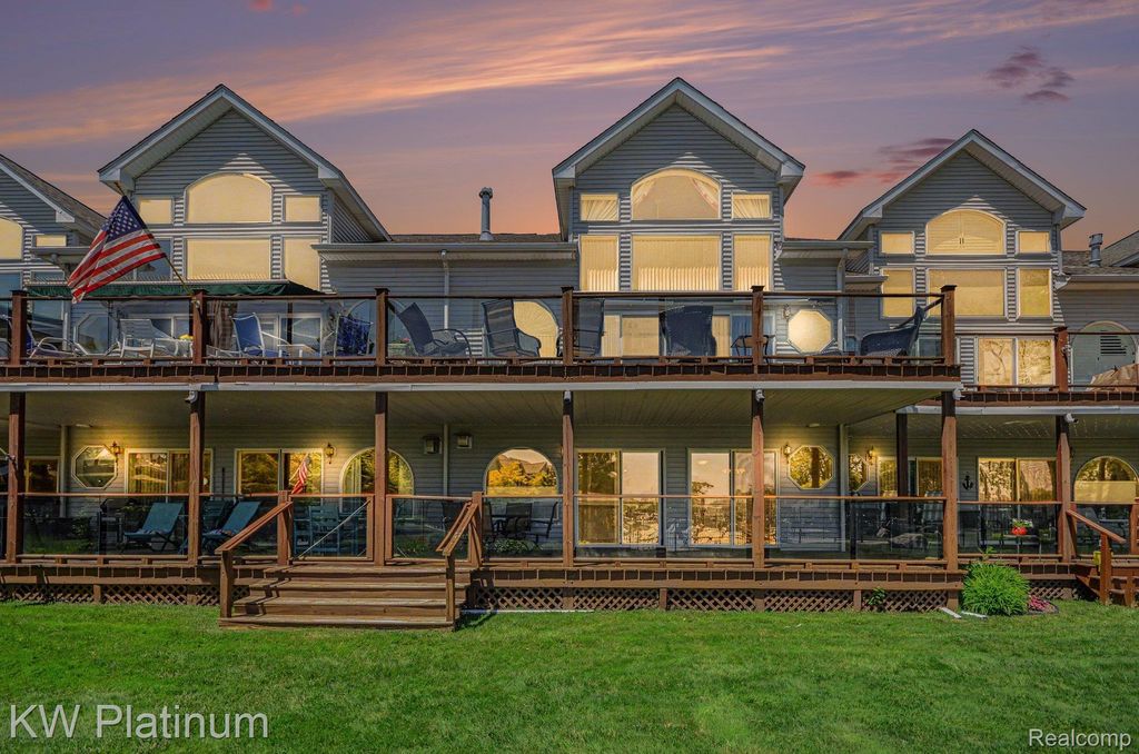 37860 Jefferson Avenue, Harrison Township