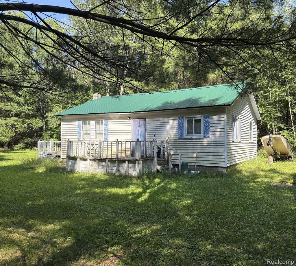 1501 Michael Drive, Mills township