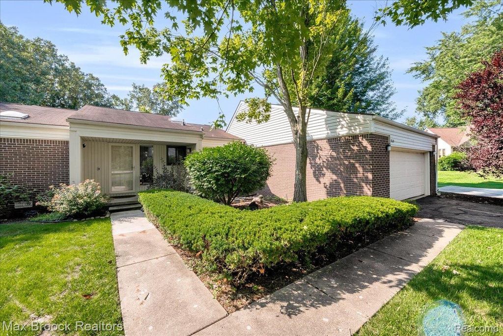5229 Simpson Lake Road, West Bloomfield