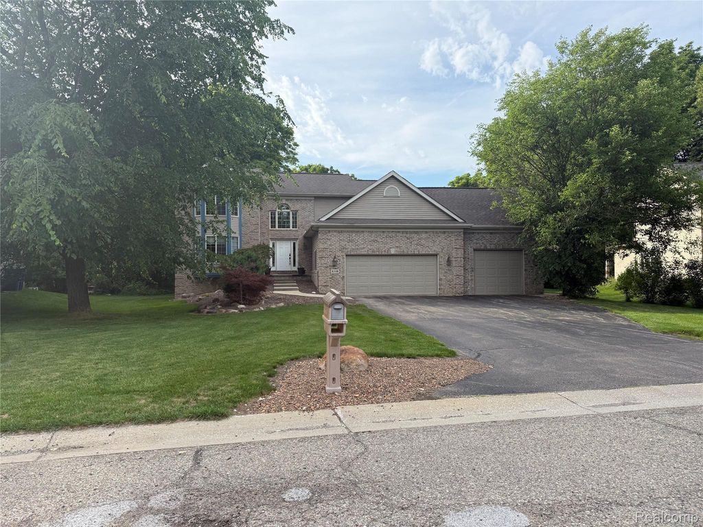 8318 Mill Pointe Court, Atlas township