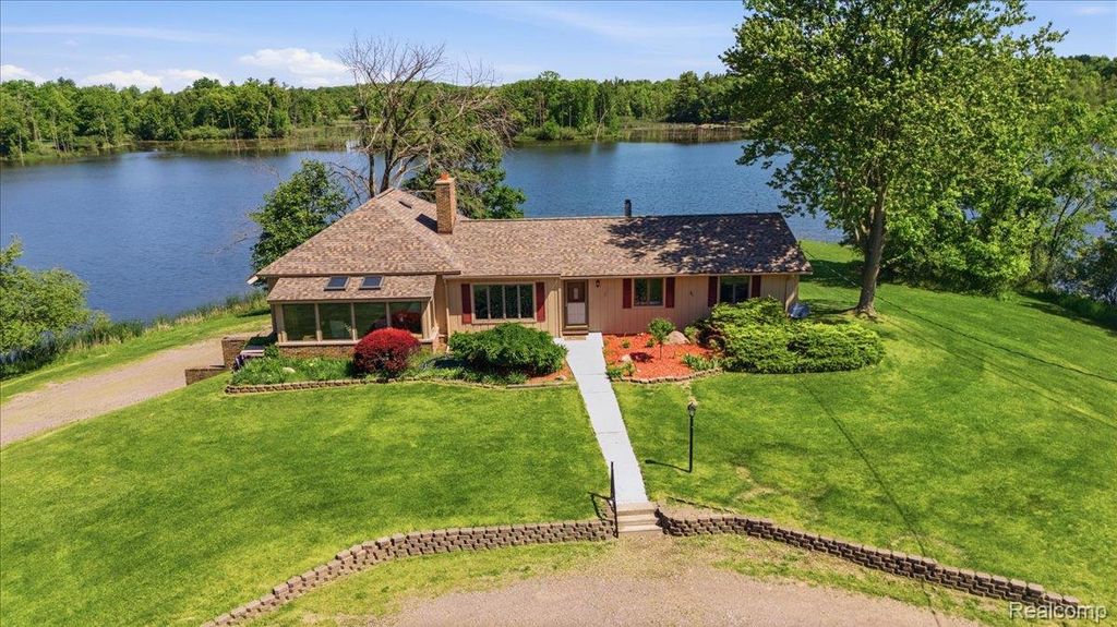 725 Deerpath Court, Brandon charter township