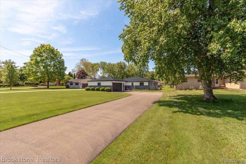 3378 Kingsway Drive, Highland charter township