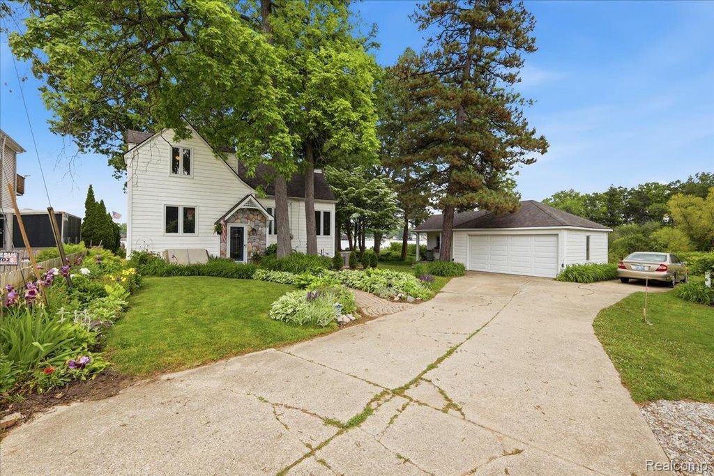 6880 Forestlawn Court, Waterford charter township
