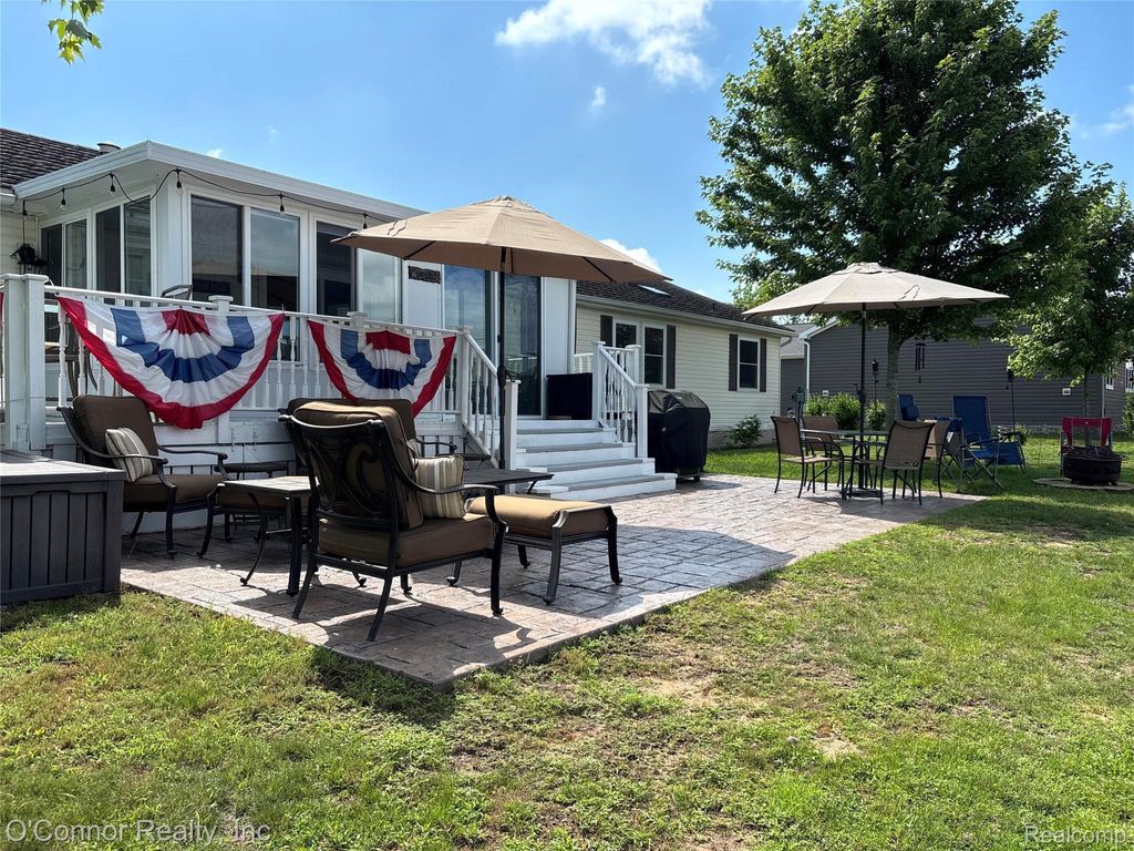 575 Blue Lake Court, Kimball township