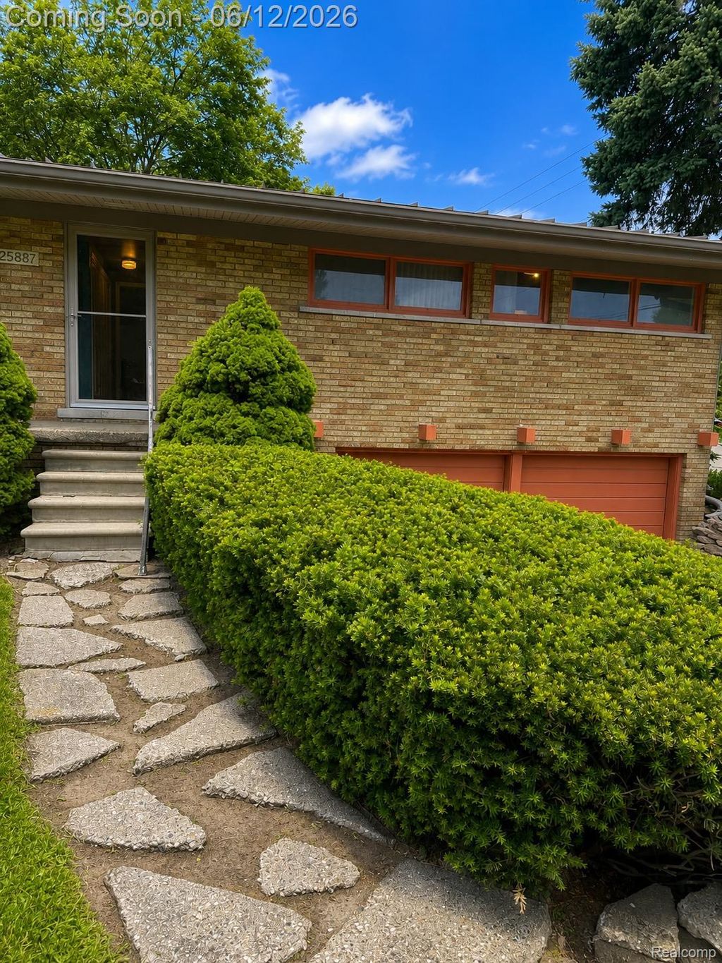 25887 Curie Avenue, Warren