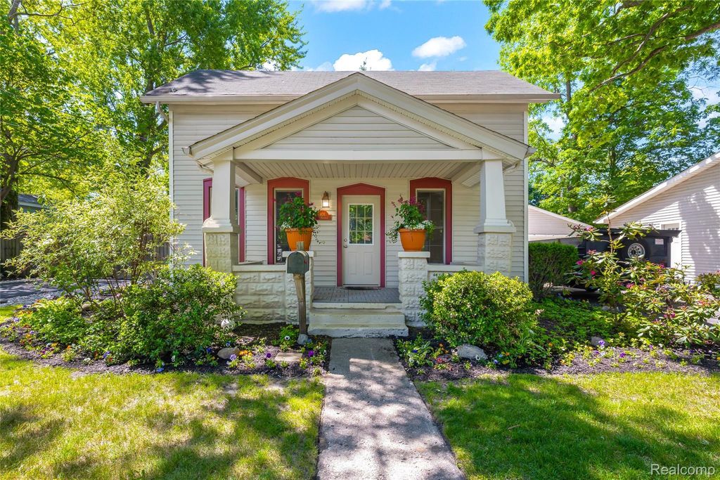 406 E Sherman Street, Holly village