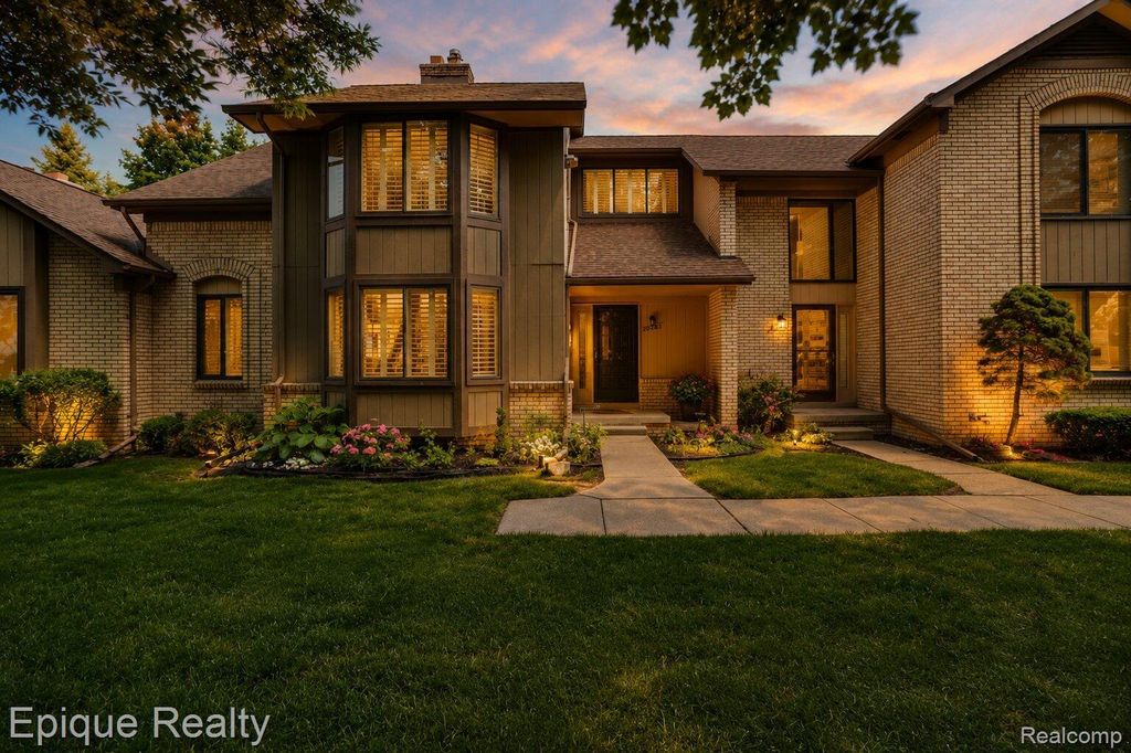 20485 Villa Grande Circle, Clinton Township
