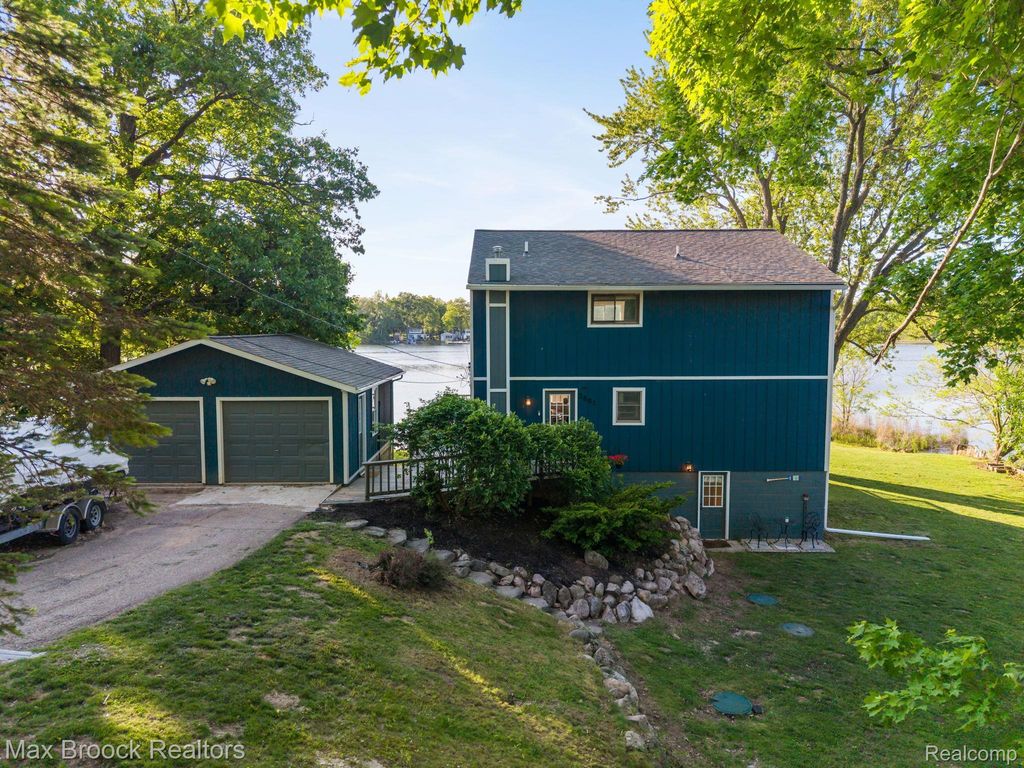 2881 Hope, White Lake charter township