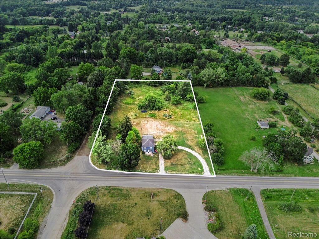 5031 Oakwood Road, Ortonville
