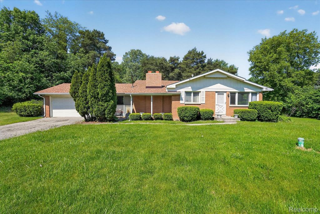 2091 N Irish Road, Davison township