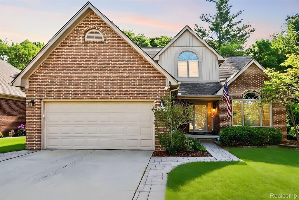 57572 Suffield Drive, Washington township