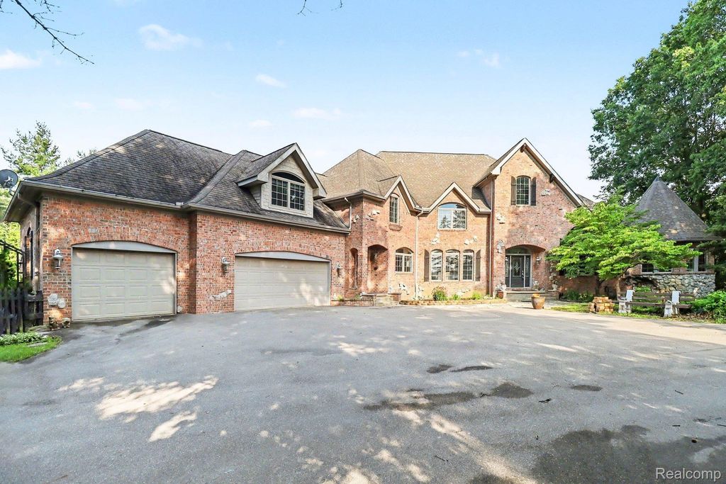 16400 Easudes Road, Sharon township