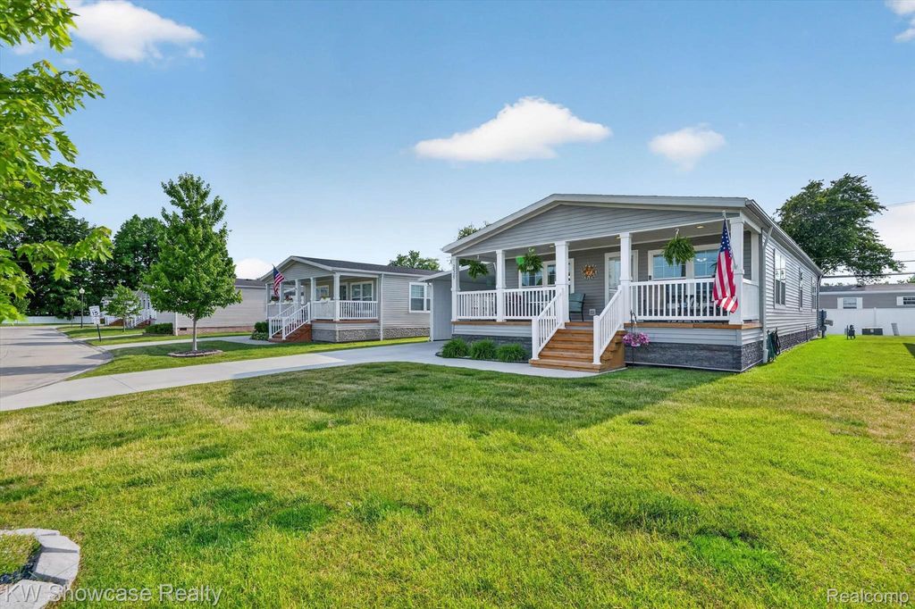 52525 Willow Wood Court, Chesterfield township