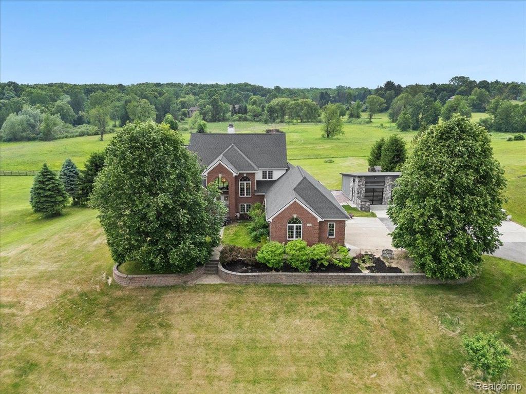 2160 W Buell Road, Oakland charter township