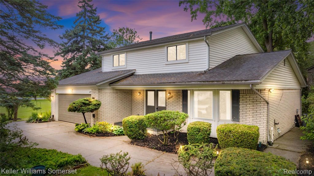 33614 Lakeview Street, Chesterfield township