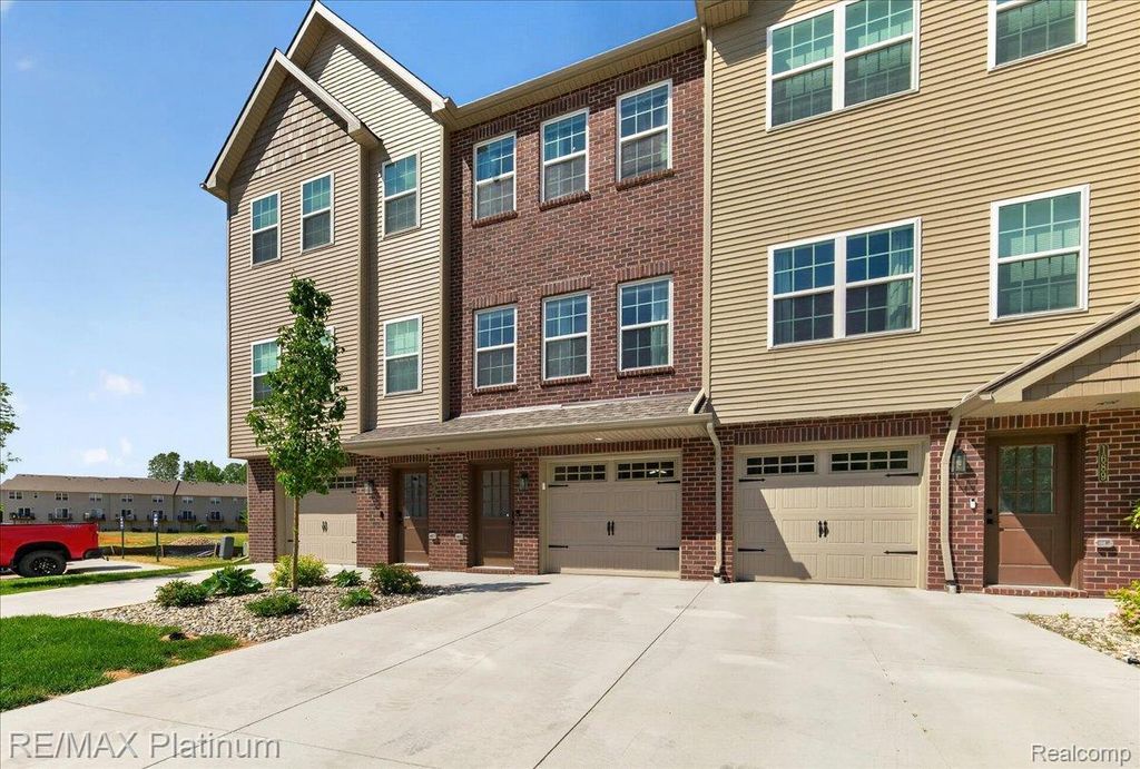 1687 Pinecroft Lane, Howell township