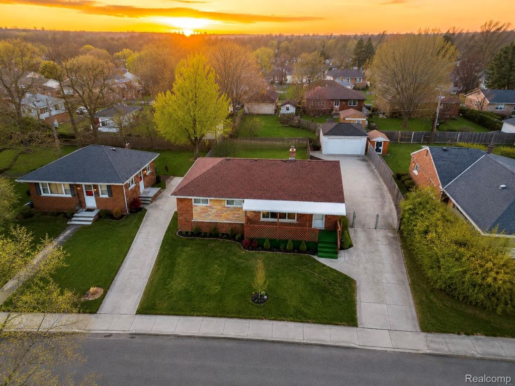 22111 Logue Avenue, Warren city