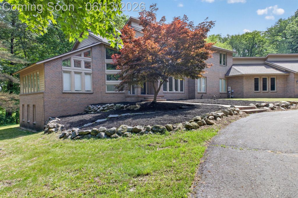 9961 Cross Creek Drive, Green Oak township
