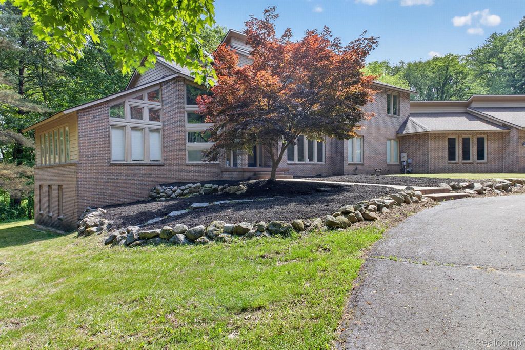 9961 Cross Creek Drive, Green Oak township