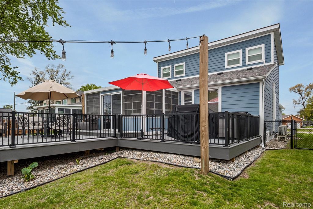 9474 Thames Boulevard, White Lake charter township