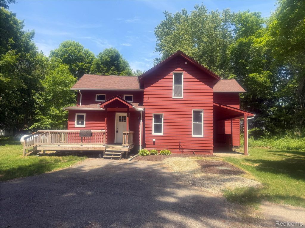 8566 Fostoria Road, Watertown township