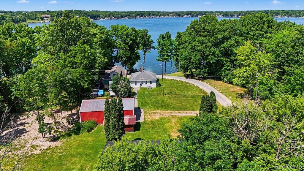 3931 S Shore Drive, Elba township