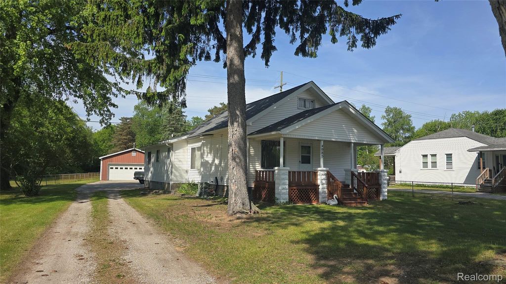 4085 Pine Grove Avenue, Fort Gratiot charter township