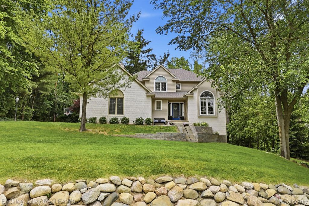 7829 Hillside Lakes Drive, Hamburg township