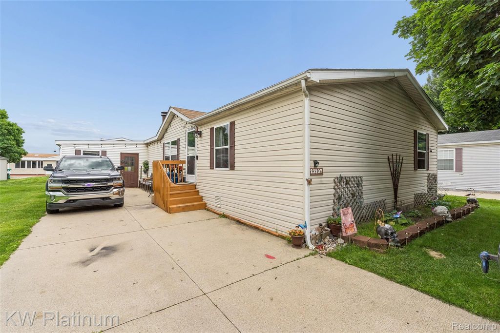23207 Fountain, Clinton charter township