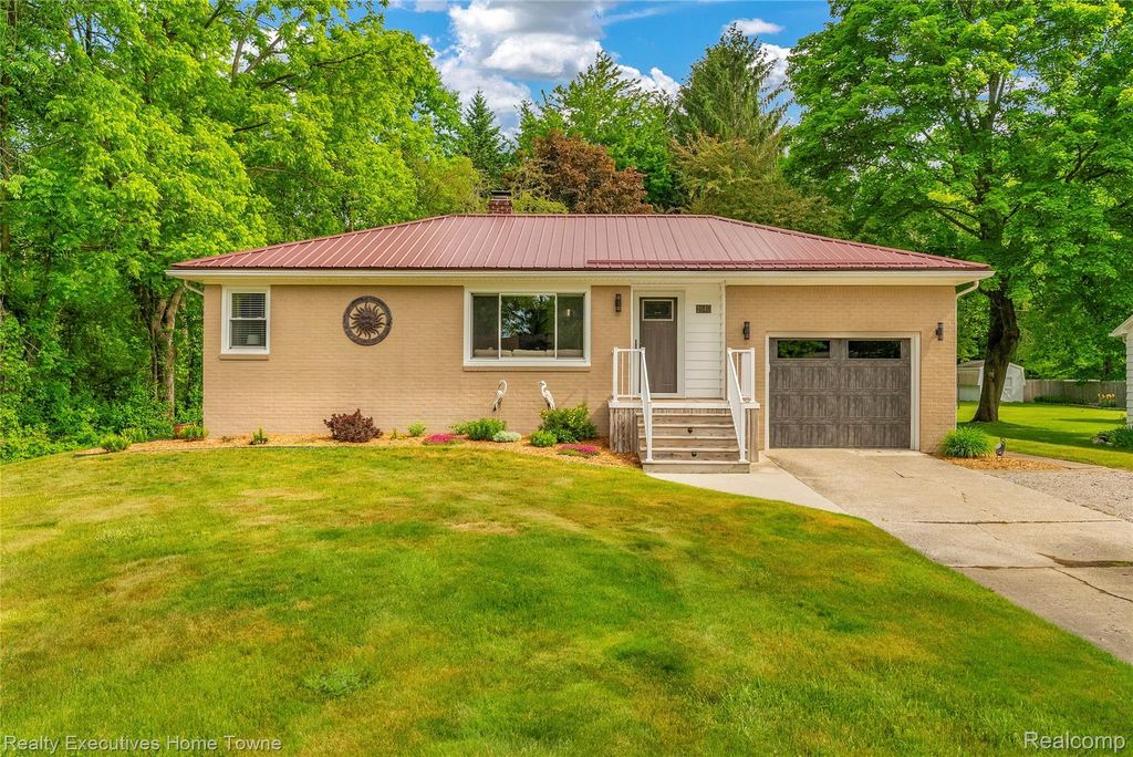 2640 Huckleberry Lane, Port Huron charter township