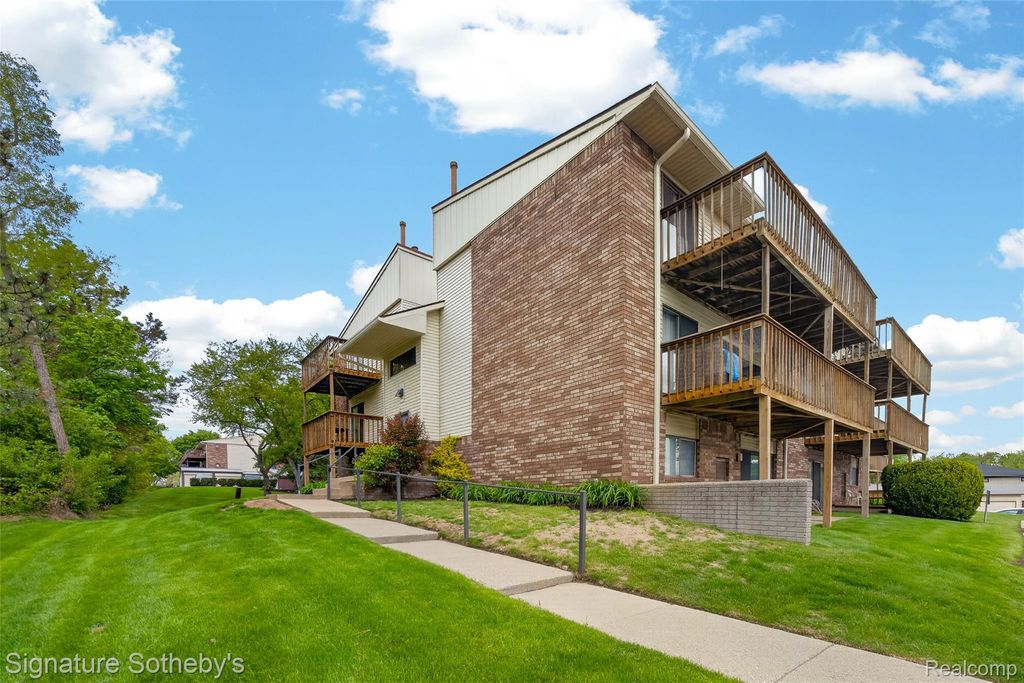 875 S Pontiac Trail B208, Walled Lake city