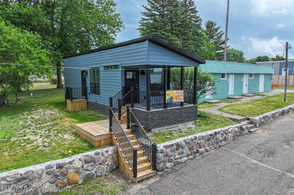 27 Sunset Lane, Fenton charter township