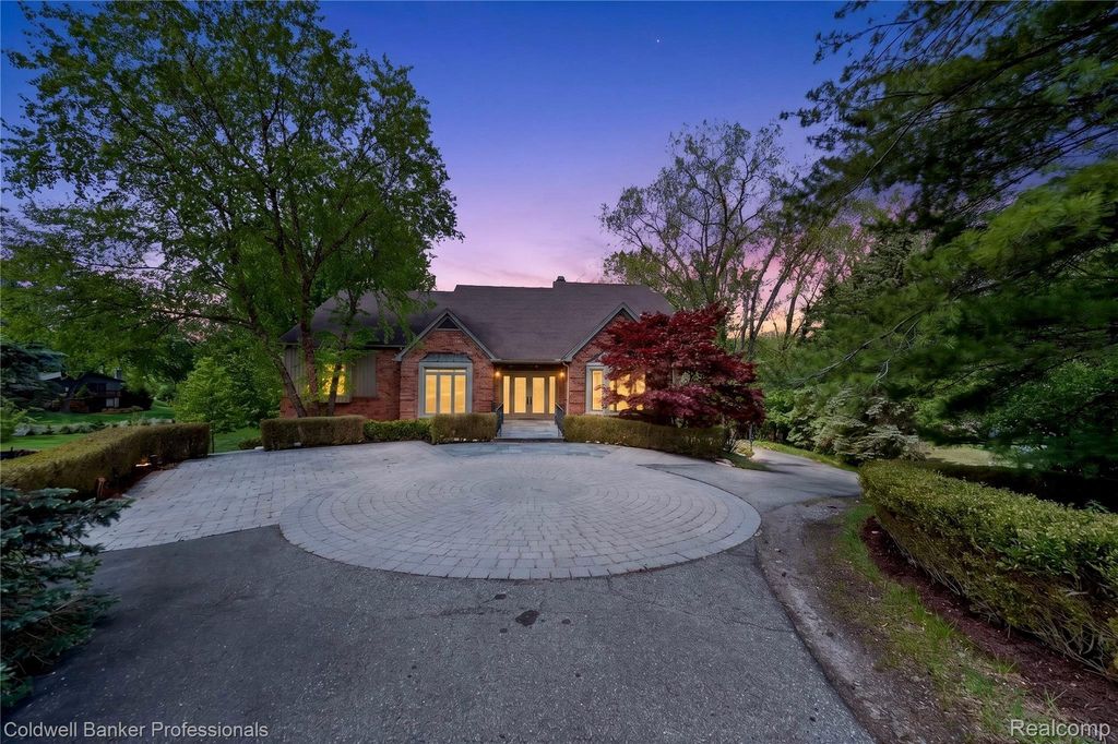 2076 Shore Hill Court, West Bloomfield charter township