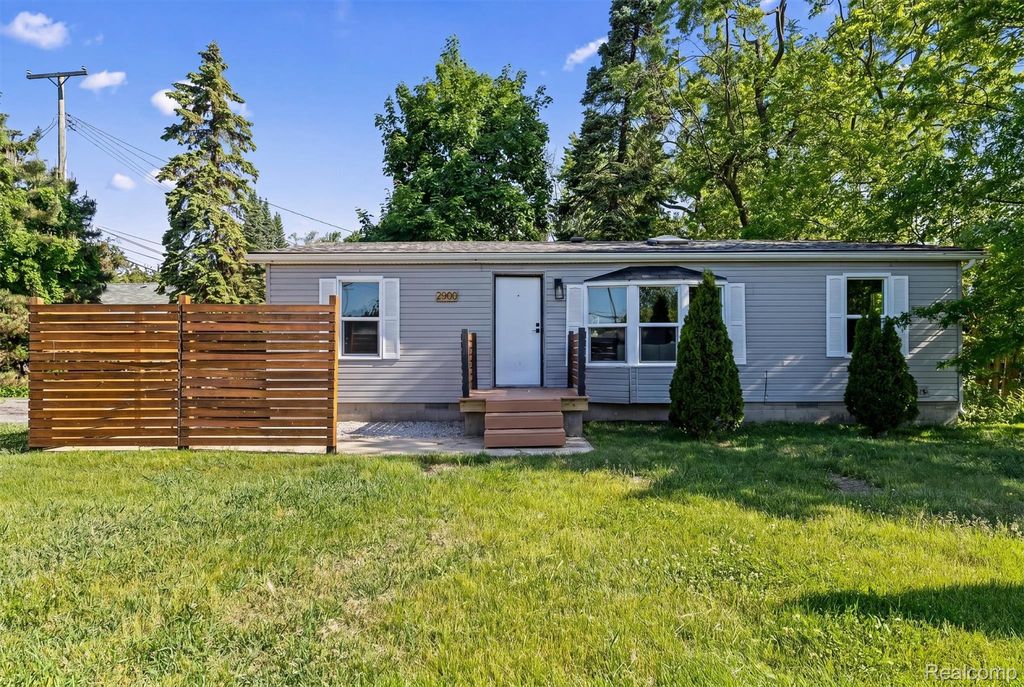 2900 Hensman Street, Keego Harbor city