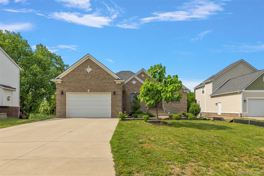 1820 Crimson Ridge Drive, Commerce charter township
